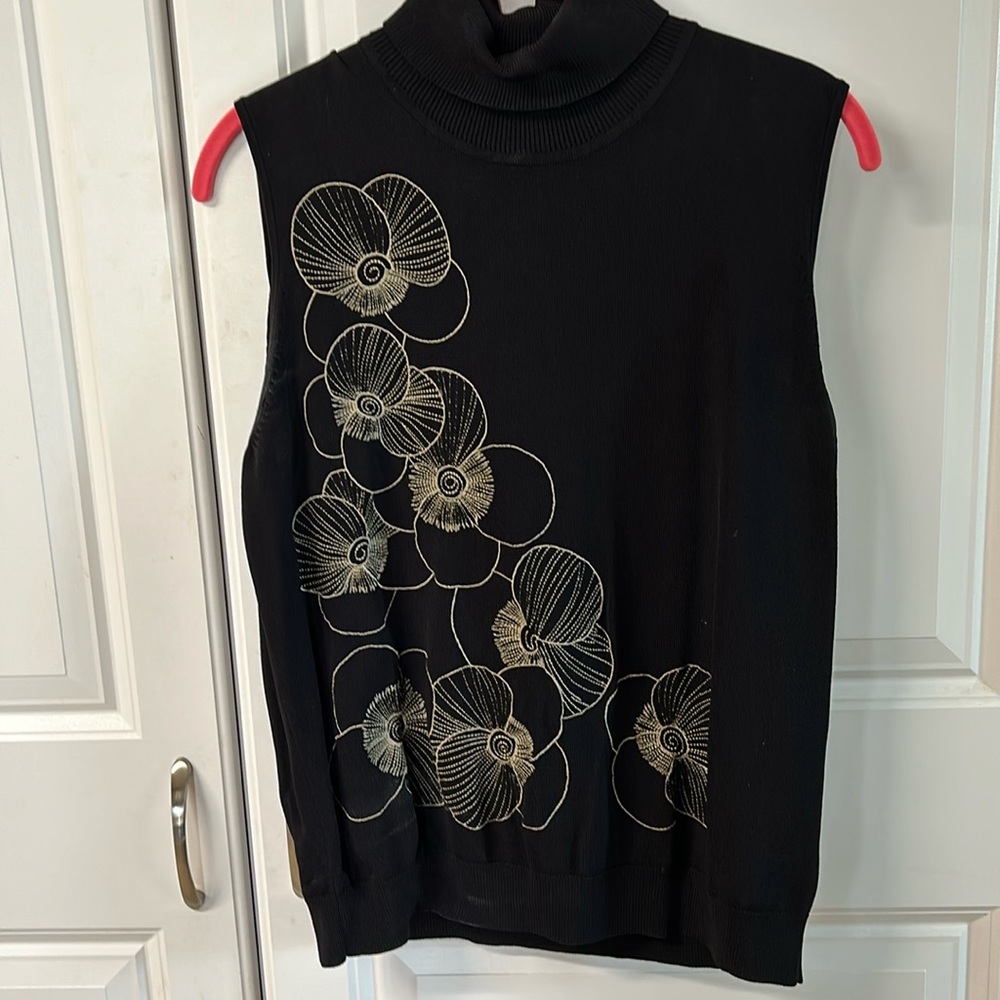 Gorgeous large Jones, New York, ladies top black/embroidered L/G